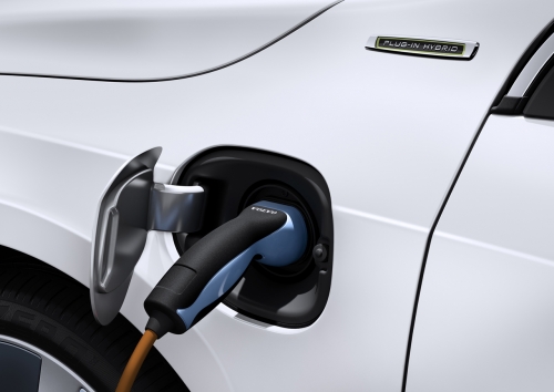 Volvo V60 Plug-In Hybrid 2011(зарядка литий-ионных аккумуляторов)