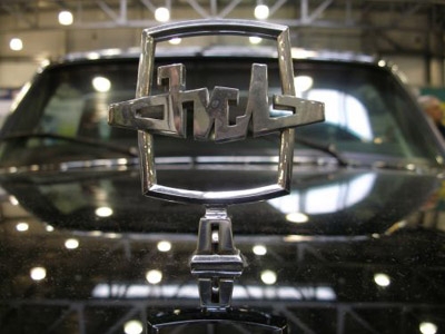 Эмблема завода ЗиЛ на автомобиле ЗиЛ-41041. Фото с сайта articles.auto-port.ru